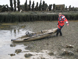 Eénvoudig trek je de kayak op het droge