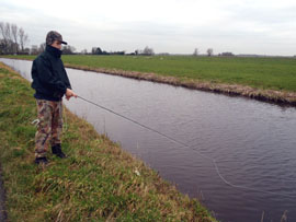 Gespannen turend naar de streamer