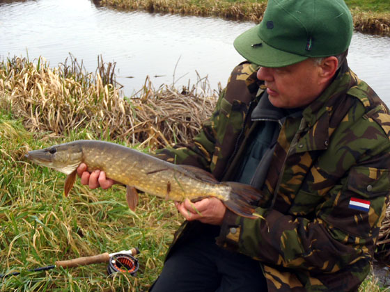 Na uren vissen 1 snoek van 60 cm